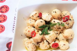 Mozzarella picanta marinata in ulei de masline