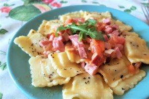 Ravioli cu sunca si sos de cascaval afumat