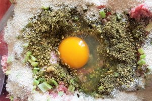 Chiftelute cu zataar, marinate in sos tomat