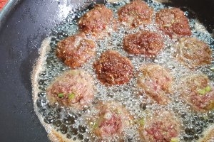 Chiftelute cu zataar, marinate in sos tomat