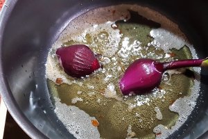 Chiftelute cu zataar, marinate in sos tomat