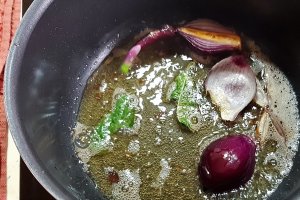 Chiftelute cu zataar, marinate in sos tomat