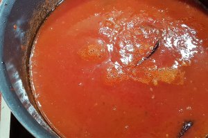 Chiftelute cu zataar, marinate in sos tomat