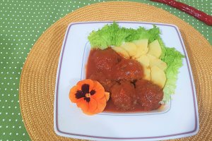Chiftelute cu zataar, marinate in sos tomat