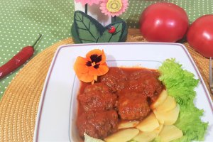 Chiftelute cu zataar, marinate in sos tomat
