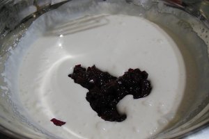 Desert tort cu piscoturi, iaurt si fructe de padure