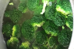 Gratin de broccoli cu paste si piept de pui