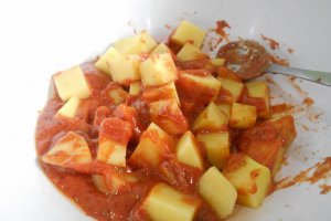 Cartofi picanti, cu leurda si susan la cuptor