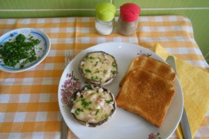 Ciuperci umplute cu sunca si cascaval, la grill