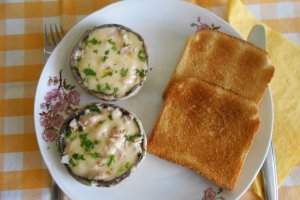 Ciuperci umplute cu sunca si cascaval, la grill