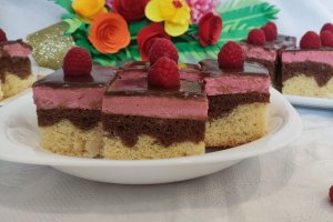 Desert prajitura marmorata cu mousse de fructe rosii si glazura de ciocolata