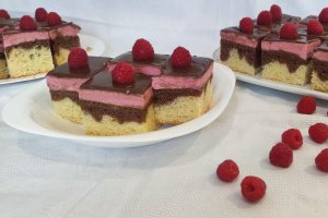 Desert prajitura marmorata cu mousse de fructe rosii si glazura de ciocolata