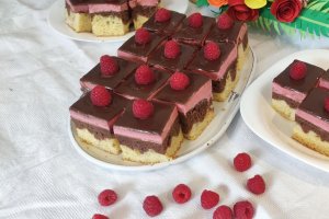 Desert prajitura marmorata cu mousse de fructe rosii si glazura de ciocolata