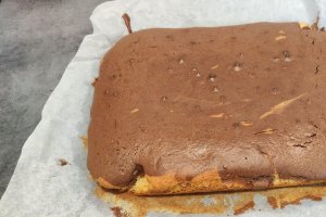 Desert prajitura marmorata cu mousse de fructe rosii si glazura de ciocolata