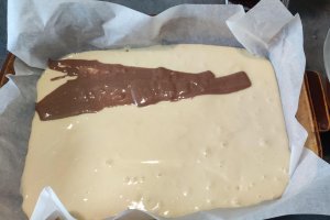 Desert prajitura marmorata cu mousse de fructe rosii si glazura de ciocolata