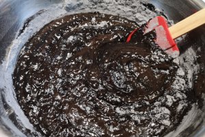 Desert prajitura cu mousse de capsuni si ciocolata