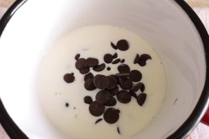 Desert prajitura cu mousse de capsuni si ciocolata