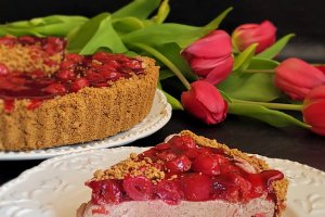 Desert cheesecake la rece cu visine si ciocolata