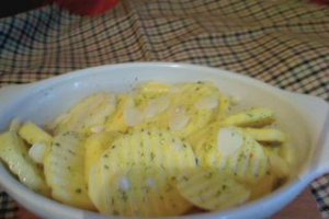 Cartofi cu ierburi aromate la cuptor