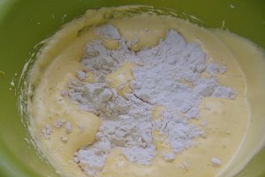 Desert cu pandispan, crema cu iaurt si dulceata de merisoare
