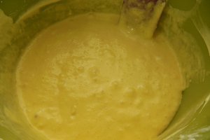 Desert cu pandispan, crema cu iaurt si dulceata de merisoare