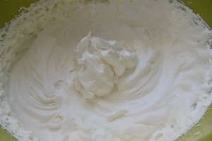 Desert cu pandispan, crema cu iaurt si dulceata de merisoare