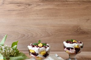 Desert cu pandispan, crema cu iaurt si dulceata de merisoare