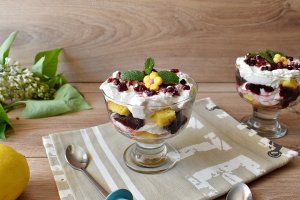 Desert cu pandispan, crema cu iaurt si dulceata de merisoare