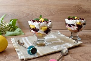 Desert cu pandispan, crema cu iaurt si dulceata de merisoare