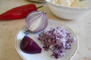 Aperitiv pasta tartinabila din branza de vaci, cu ceapa rosie si chimen