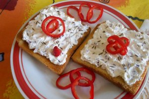 Aperitiv pasta tartinabila din branza de vaci, cu ceapa rosie si chimen