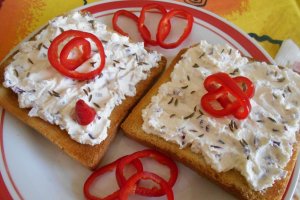 Aperitiv pasta tartinabila din branza de vaci, cu ceapa rosie si chimen