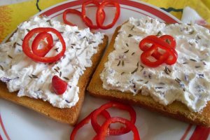 Aperitiv pasta tartinabila din branza de vaci, cu ceapa rosie si chimen
