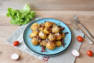 Cartofi noi la cuptor cu bacon si parmezan