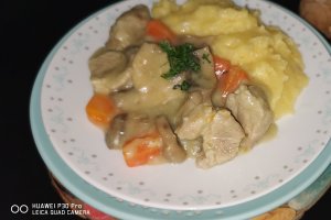 Ciulama cu ciuperci si carne de porc