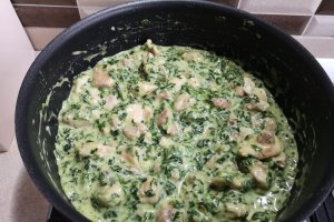 Pui florentin cu spanac, smantana, usturoi și parmezan