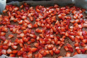 Desert prajitura cu capsuni, ciocolata, frisca si lime