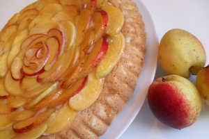 Tarta pufoasa cu caise