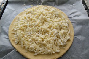 Aperitiv placinta cu ciuperci si branzeturi