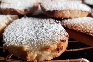 Desert biscuiti cu migdale si jeleu de gutui (fara gluten, low carb)