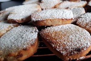 Desert biscuiti cu migdale si jeleu de gutui (fara gluten, low carb)