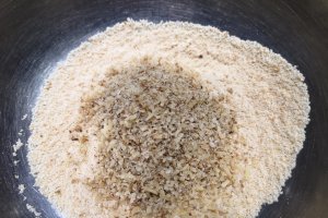 Desert nuci umplute cu crema de ciocolata