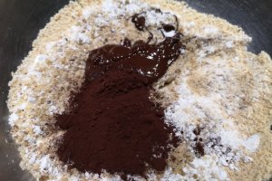 Desert nuci umplute cu crema de ciocolata