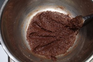 Desert nuci umplute cu crema de ciocolata
