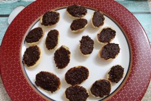 Desert nuci umplute cu crema de ciocolata