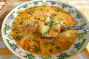 Ciorba de zucchini, dreasa cu ou si smantana