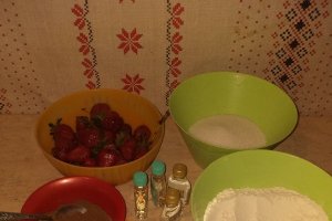 Desert chec pufos cu cacao si capsuni