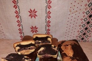 Desert chec pufos cu cacao si capsuni