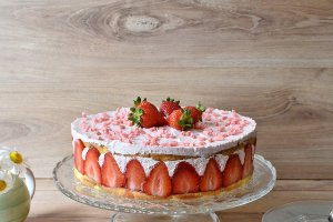 Desert tort cu iaurt si capsuni