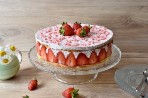 Desert tort cu iaurt si capsuni